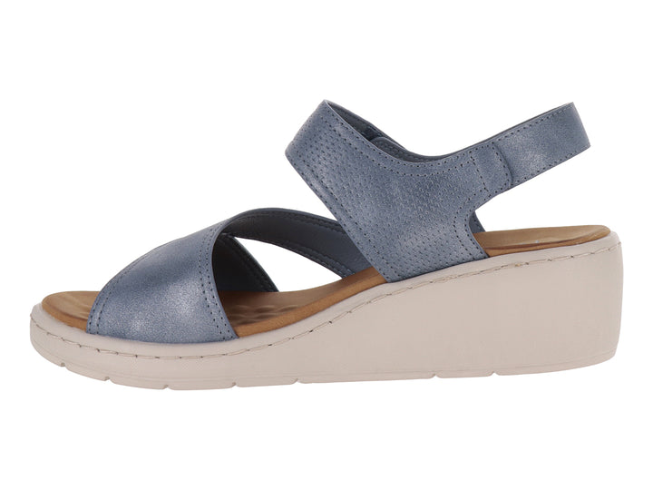 Sandalia de cuña color azul con plataforma beige y correa ajustable en el tobillo.