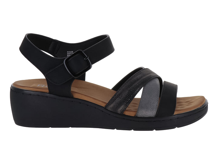 Sandalia de plataforma color negro con tiras cruzadas y correa al tobillo con hebilla.