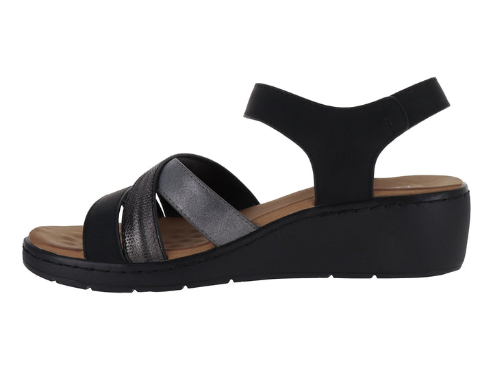 Sandalia de plataforma color negro con tiras cruzadas y correa al tobillo con hebilla.