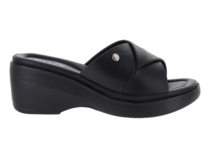 Sandalia de plataforma color negro con diseño de tira cruzada y detalle metálico.