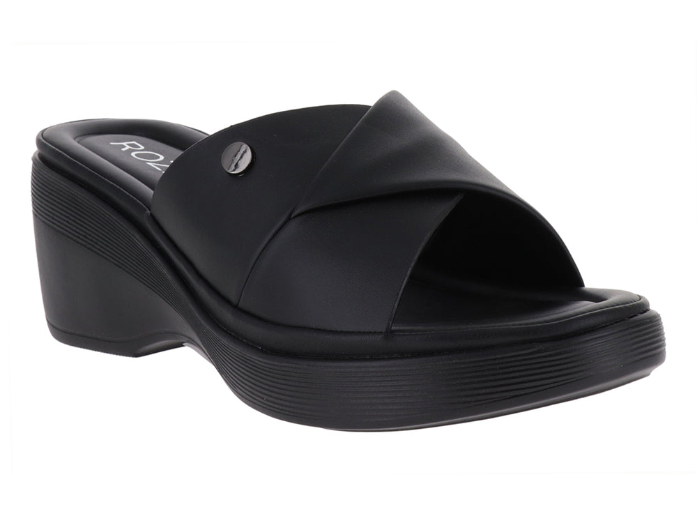 Sandalia de plataforma color negro con diseño de tira cruzada y detalle metálico.