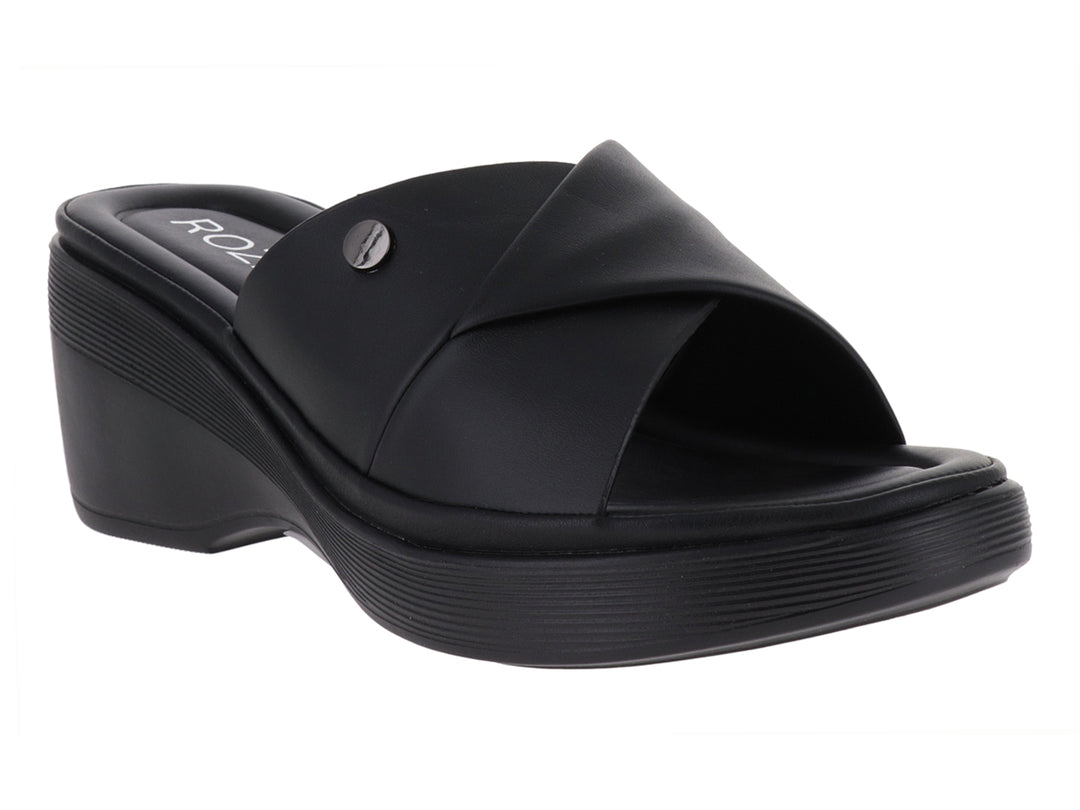 Sandalia de plataforma color negro con diseño de tira cruzada y detalle metálico.