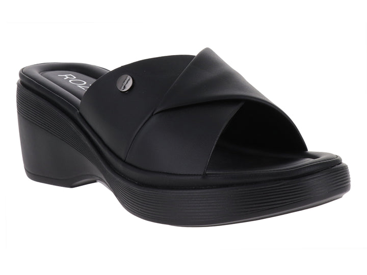 Sandalia de plataforma color negro con diseño de tira cruzada y detalle metálico.
