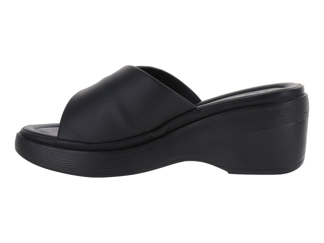 Sandalia de plataforma color negro con diseño de tira cruzada y detalle metálico.