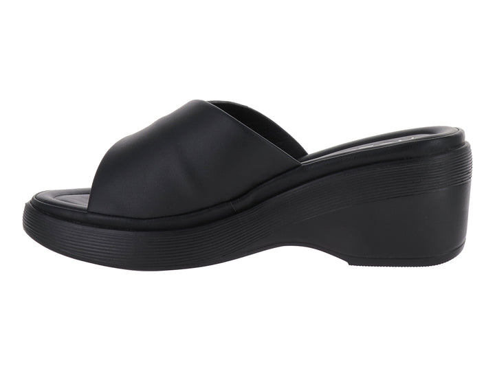 Sandalia de plataforma color negro con diseño de tira cruzada y detalle metálico.