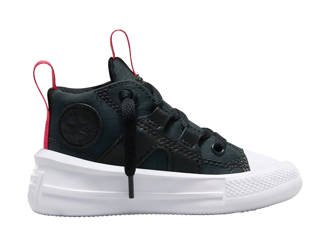 Tenis Converse negros con suela blanca y tiradores rosas en el talón y la lengüeta.