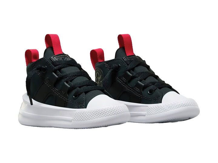 Tenis Converse negros con suela blanca y tiradores rosas en el talón y la lengüeta.