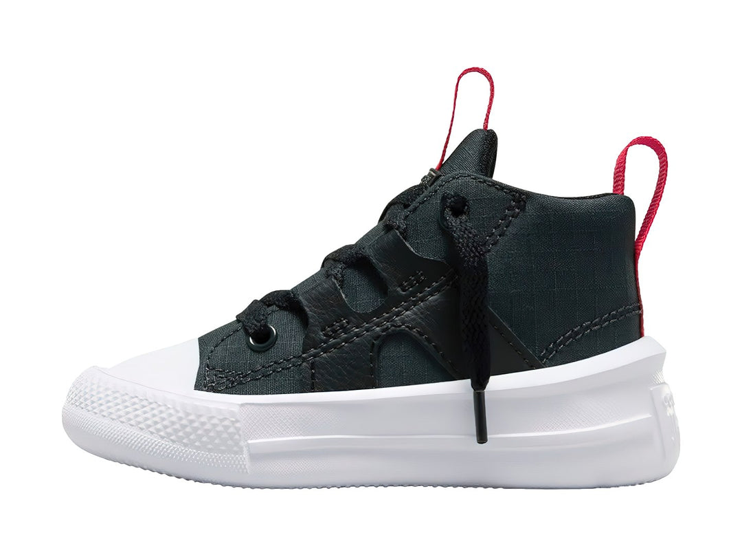 Tenis Converse negros con suela blanca y tiradores rosas en el talón y la lengüeta.
