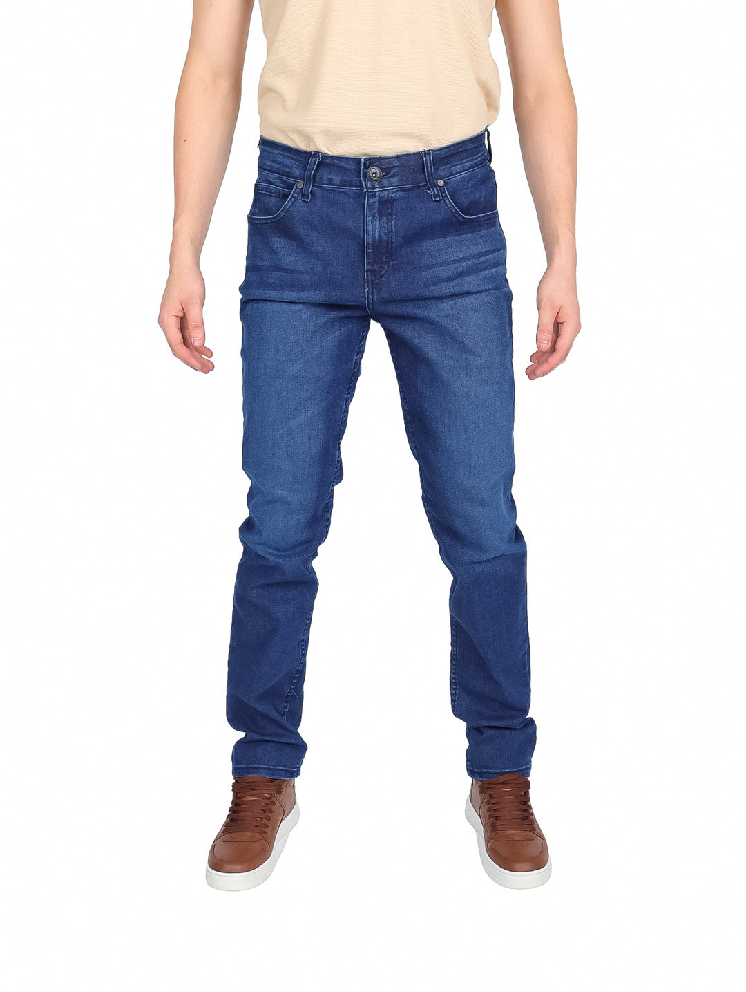Hombre vistiendo pantalones slim jeans color azul, camiseta beige y tenis cafés.