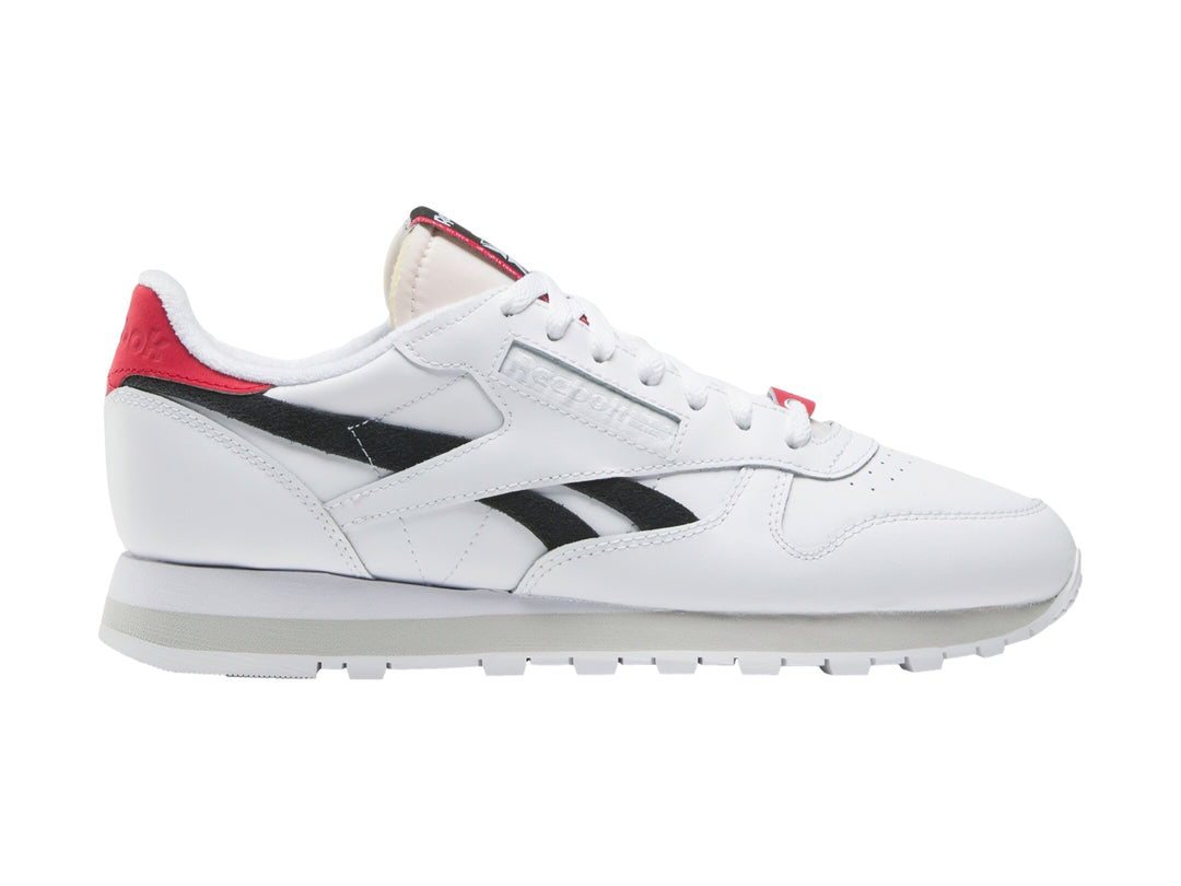 Tenis Reebok Classic Leather en color blanco con detalles en negro y rojo, vista lateral.