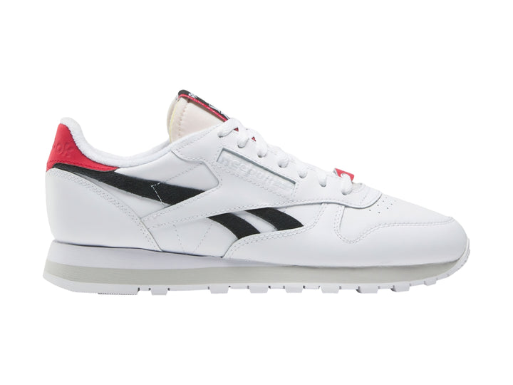 Tenis Reebok Classic Leather en color blanco con detalles en negro y rojo, vista lateral.