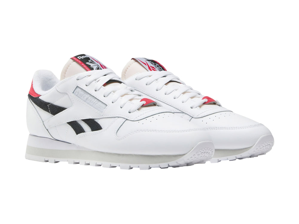 Tenis Reebok Classic Leather en color blanco con detalles en negro y rojo, vista lateral.