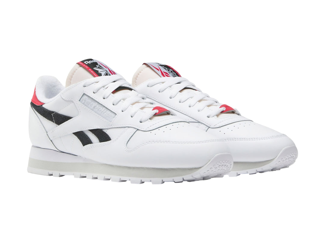 Tenis Reebok Classic Leather en color blanco con detalles en negro y rojo, vista lateral.