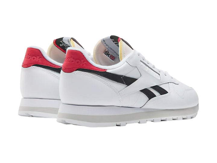 Tenis Reebok Classic Leather en color blanco con detalles en negro y rojo, vista lateral.