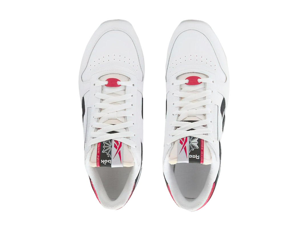 Tenis Reebok Classic Leather en color blanco con detalles en negro y rojo, vista lateral.