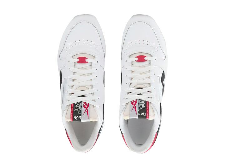 Tenis Reebok Classic Leather en color blanco con detalles en negro y rojo, vista lateral.