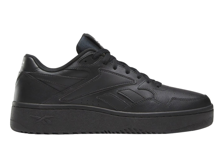 Tenis deportivos Reebok color negro total con suela ancha y diseño clásico.
