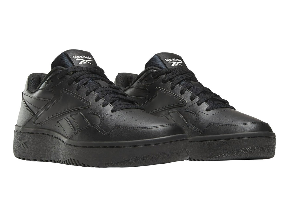 Tenis deportivos Reebok color negro total con suela ancha y diseño clásico.