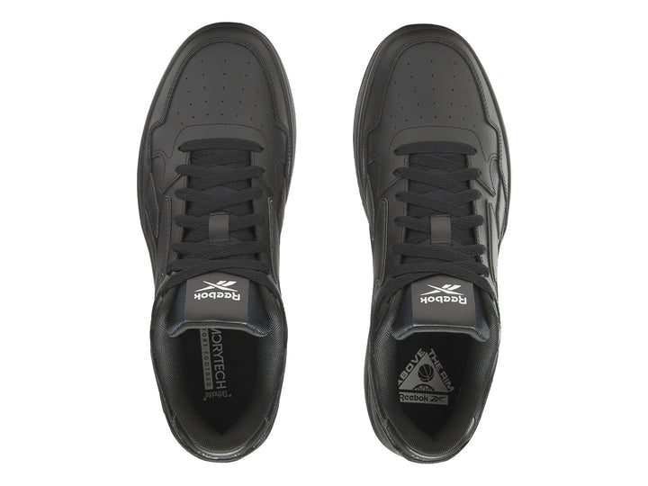 Tenis deportivos Reebok color negro total con suela ancha y diseño clásico.