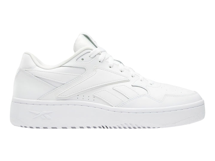 Tenis blancos Reebok de corte bajo con suela plana y cordones.