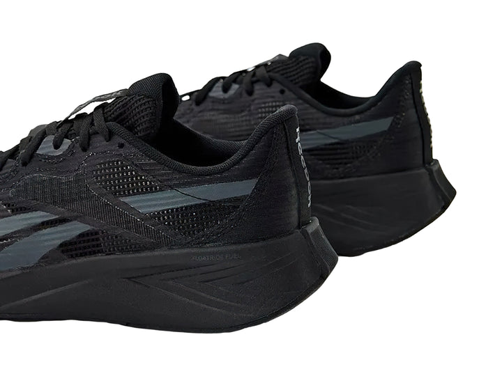 Tenis deportivos Reebok color negro con detalles en gris y suela negra.