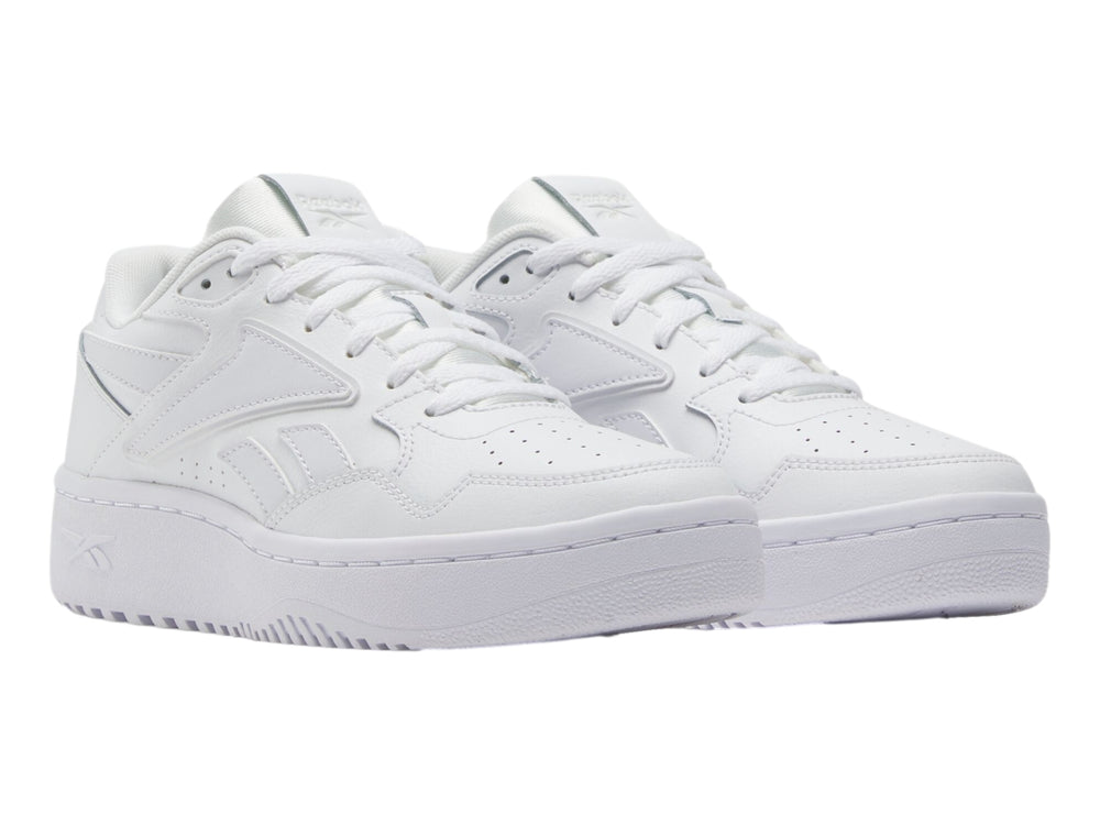 Tenis deportivos Reebok color blanco para niños, con suela ancha y diseño clásico de cuero sintético.