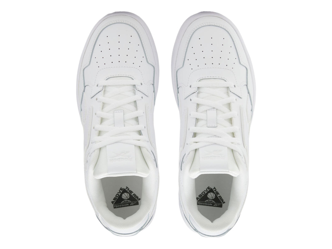 Tenis deportivos Reebok color blanco para niños, con suela ancha y diseño clásico de cuero sintético.