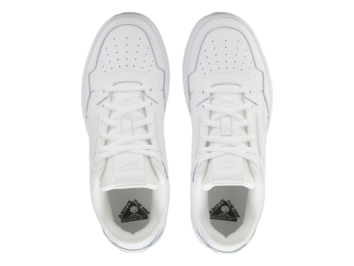Tenis deportivos Reebok color blanco para niños, con suela ancha y diseño clásico de cuero sintético.