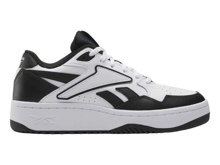 Tenis Reebok modelo ATR Chill en colores blanco y negro con suela blanca ancha.
