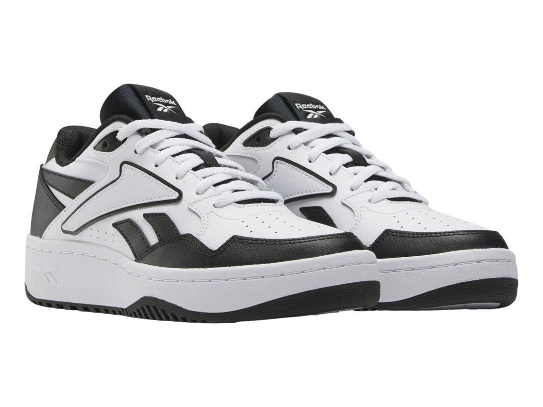 Tenis Reebok modelo ATR Chill en colores blanco y negro con suela blanca ancha.