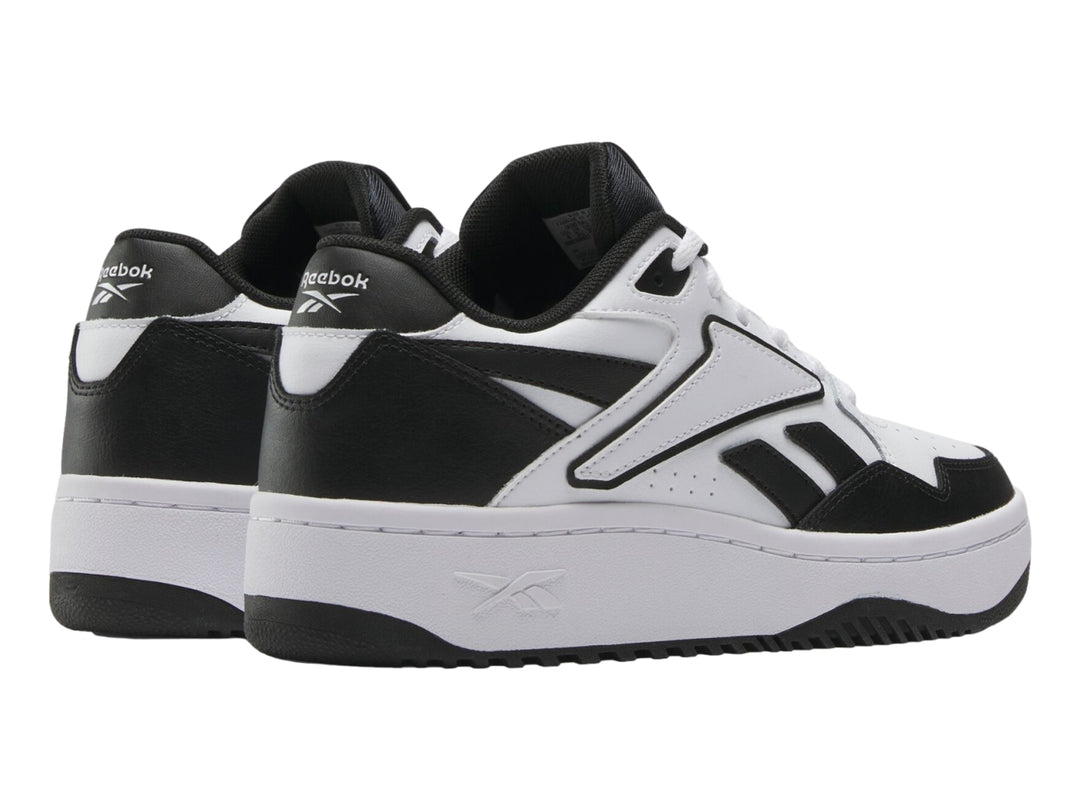 Tenis Reebok modelo ATR Chill en colores blanco y negro con suela blanca ancha.
