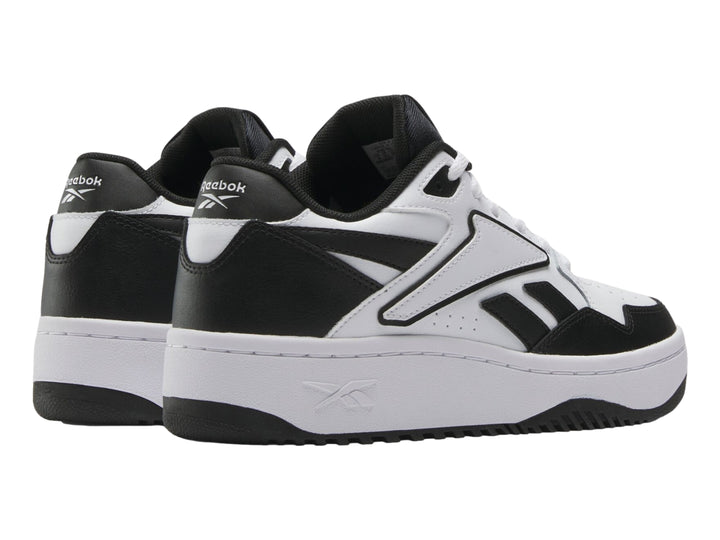 Tenis Reebok modelo ATR Chill en colores blanco y negro con suela blanca ancha.
