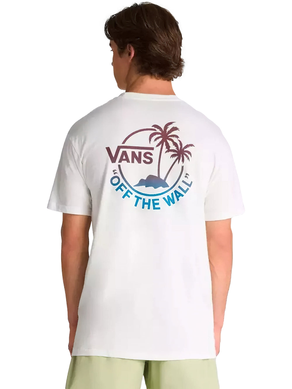 Hombre vistiendo una camiseta blanca de manga corta marca Vans con un pequeño gráfico en el pecho.