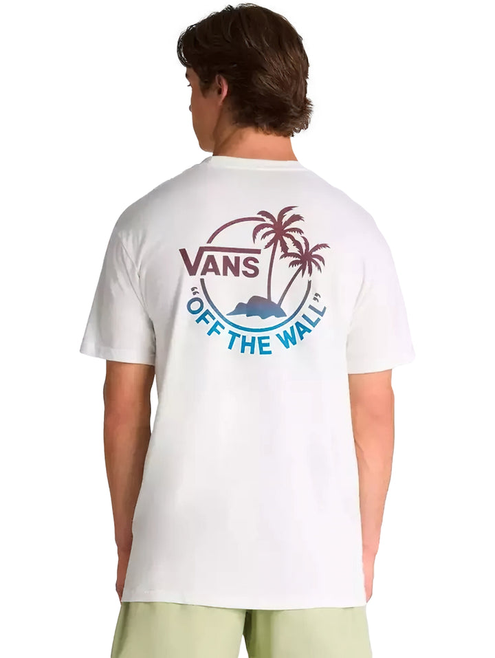 Hombre vistiendo una camiseta blanca de manga corta marca Vans con un pequeño gráfico en el pecho.