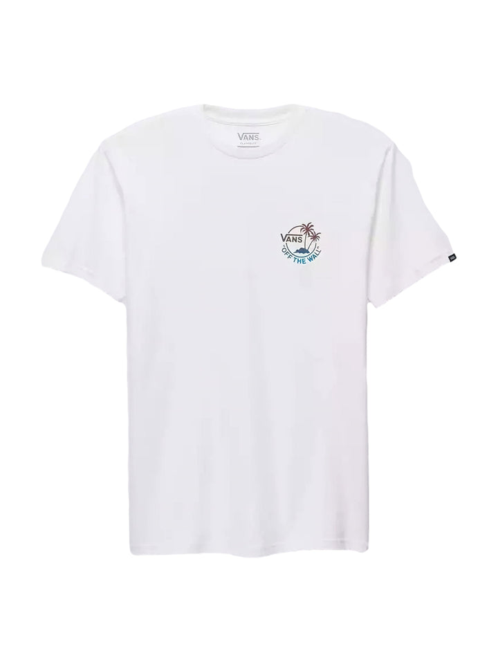 Hombre vistiendo una camiseta blanca de manga corta marca Vans con un pequeño gráfico en el pecho.