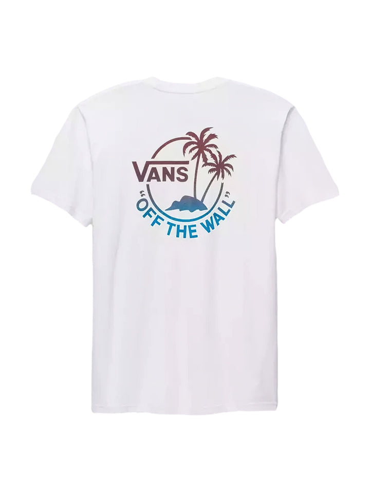Hombre vistiendo una camiseta blanca de manga corta marca Vans con un pequeño gráfico en el pecho.