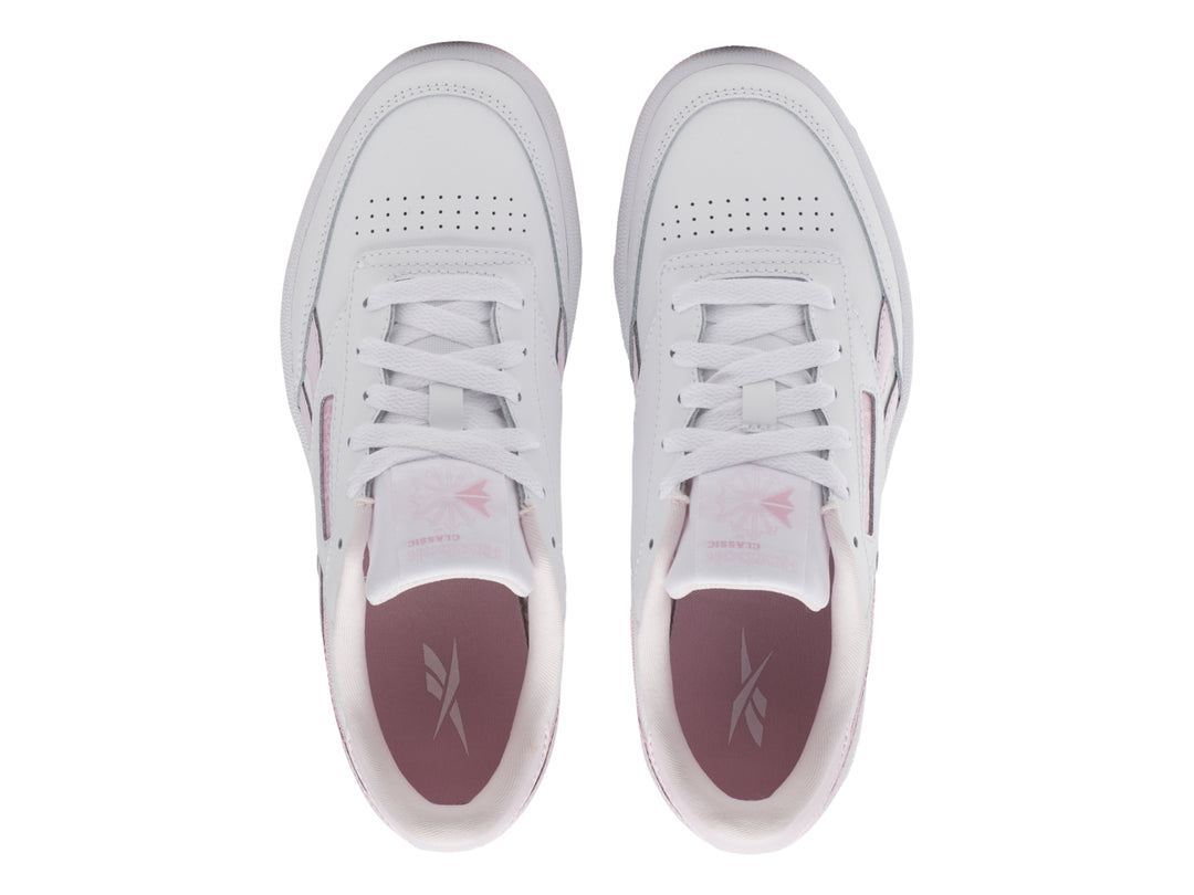 Tenis Reebok blancos con detalles y suela en color rosa, estilo casual deportivo.