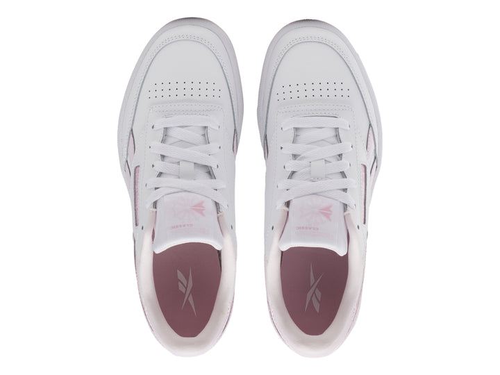 Tenis Reebok blancos con detalles y suela en color rosa, estilo casual deportivo.