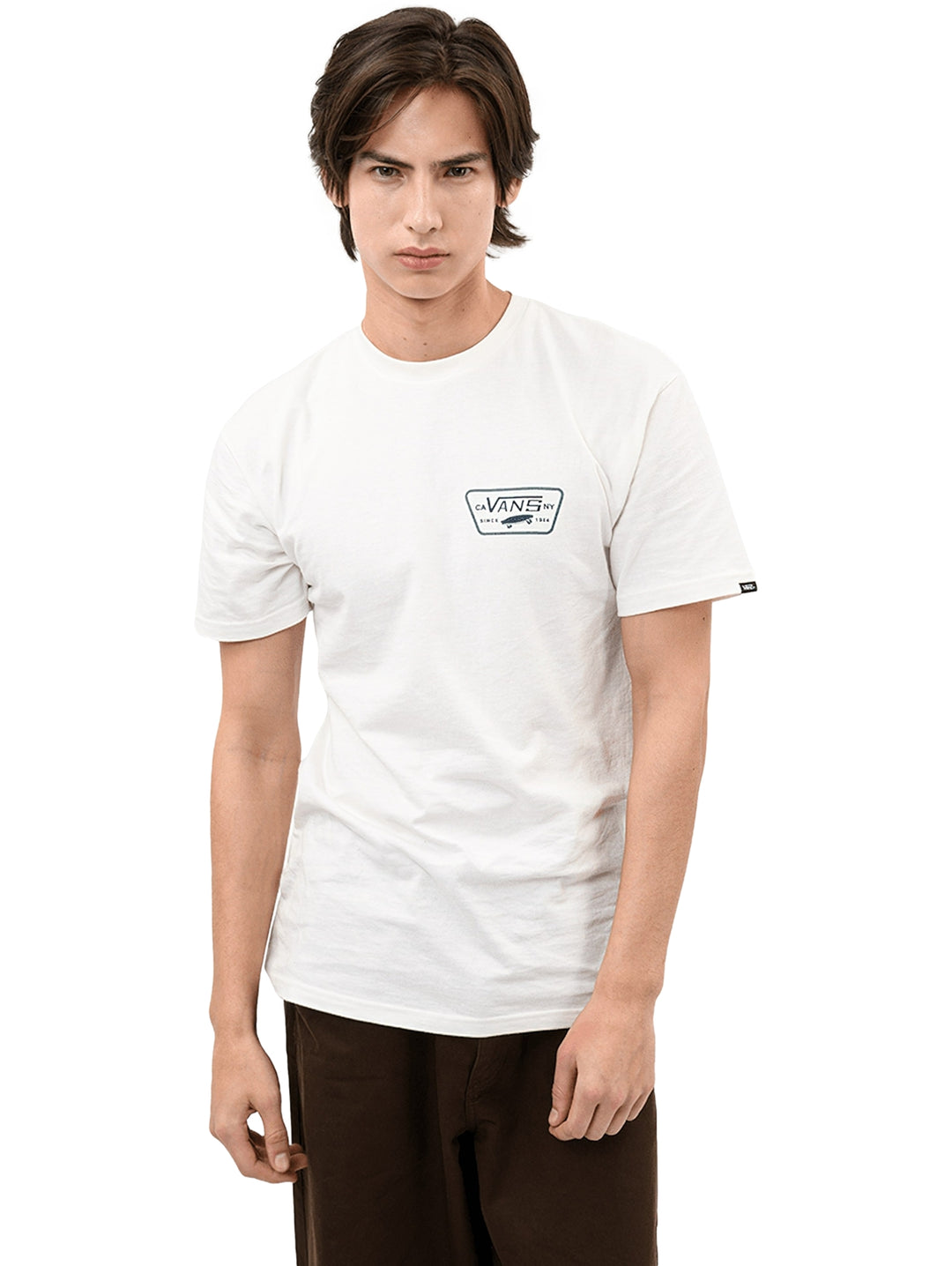 Hombre vistiendo una camiseta de manga corta color blanco de la marca VANS con un logo pequeño en el pecho.