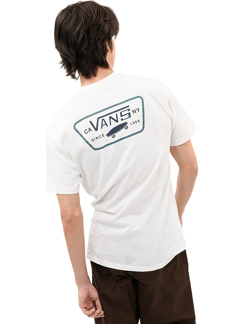 Hombre vistiendo una camiseta de manga corta color blanco de la marca VANS con un logo pequeño en el pecho.