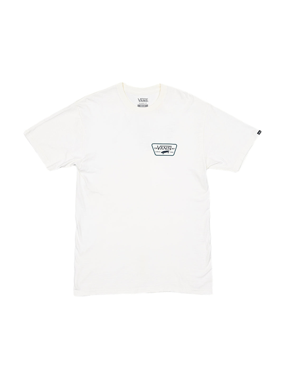 Hombre vistiendo una camiseta de manga corta color blanco de la marca VANS con un logo pequeño en el pecho.