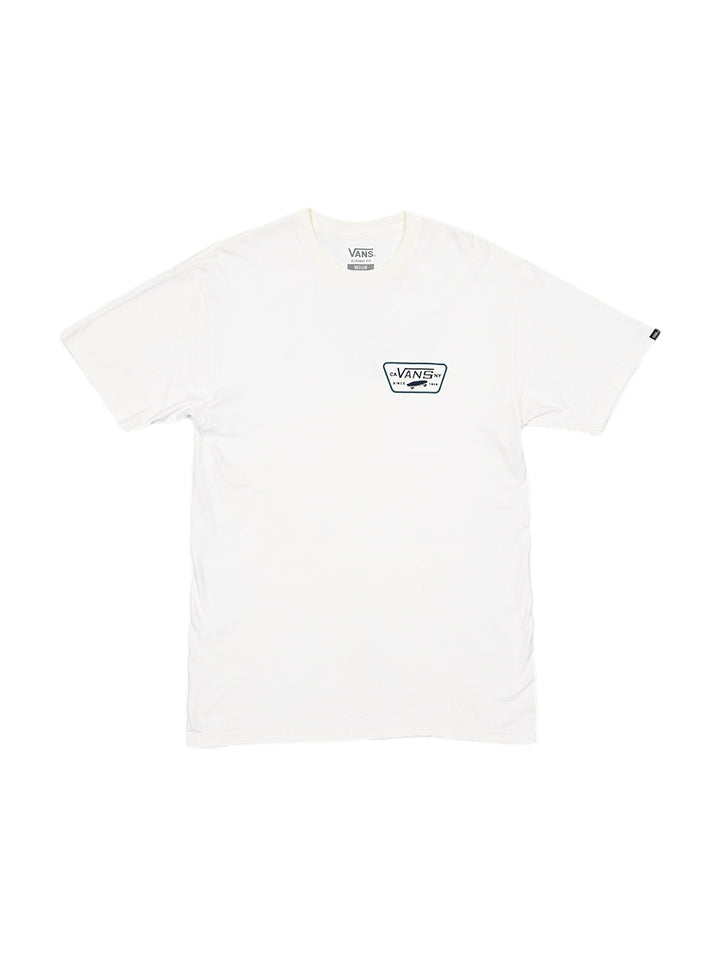 Hombre vistiendo una camiseta de manga corta color blanco de la marca VANS con un logo pequeño en el pecho.