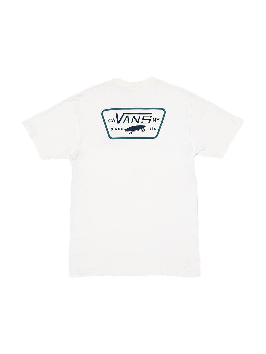 Hombre vistiendo una camiseta de manga corta color blanco de la marca VANS con un logo pequeño en el pecho.