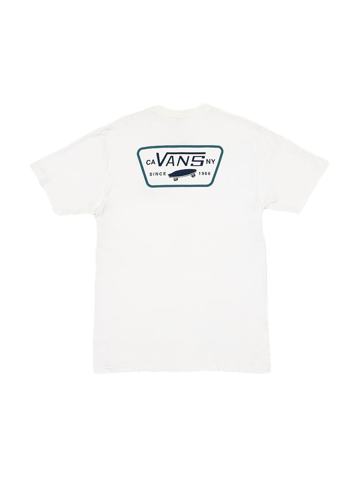 Hombre vistiendo una camiseta de manga corta color blanco de la marca VANS con un logo pequeño en el pecho.