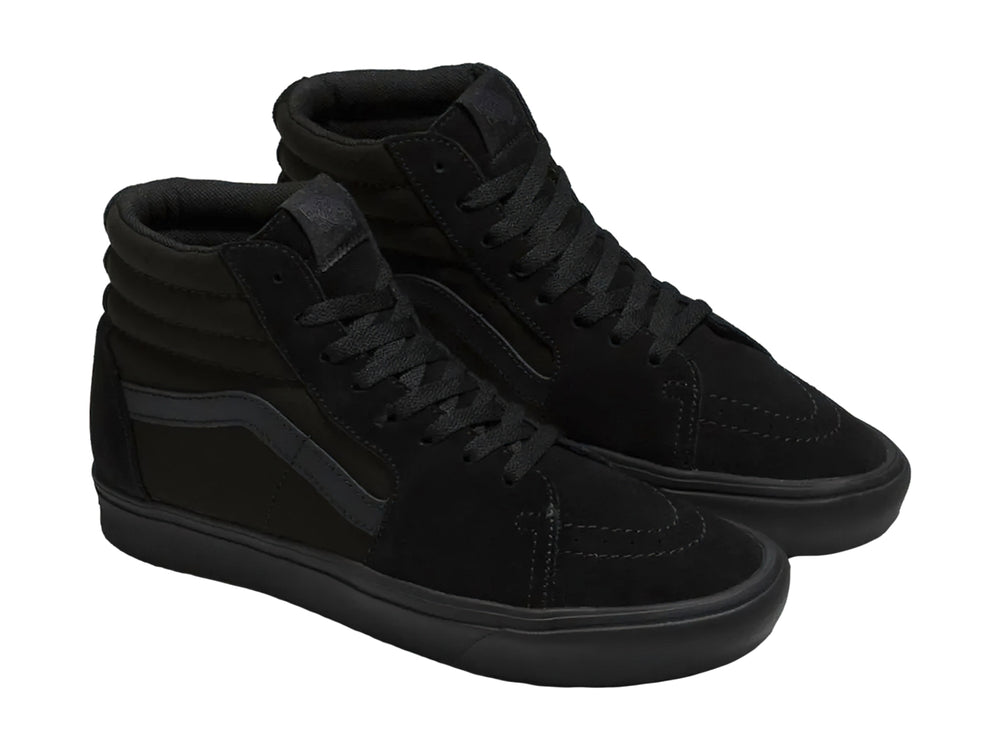 Tenis Vans Sk8-Hi color negro total, estilo bota con cordones y suela plana.