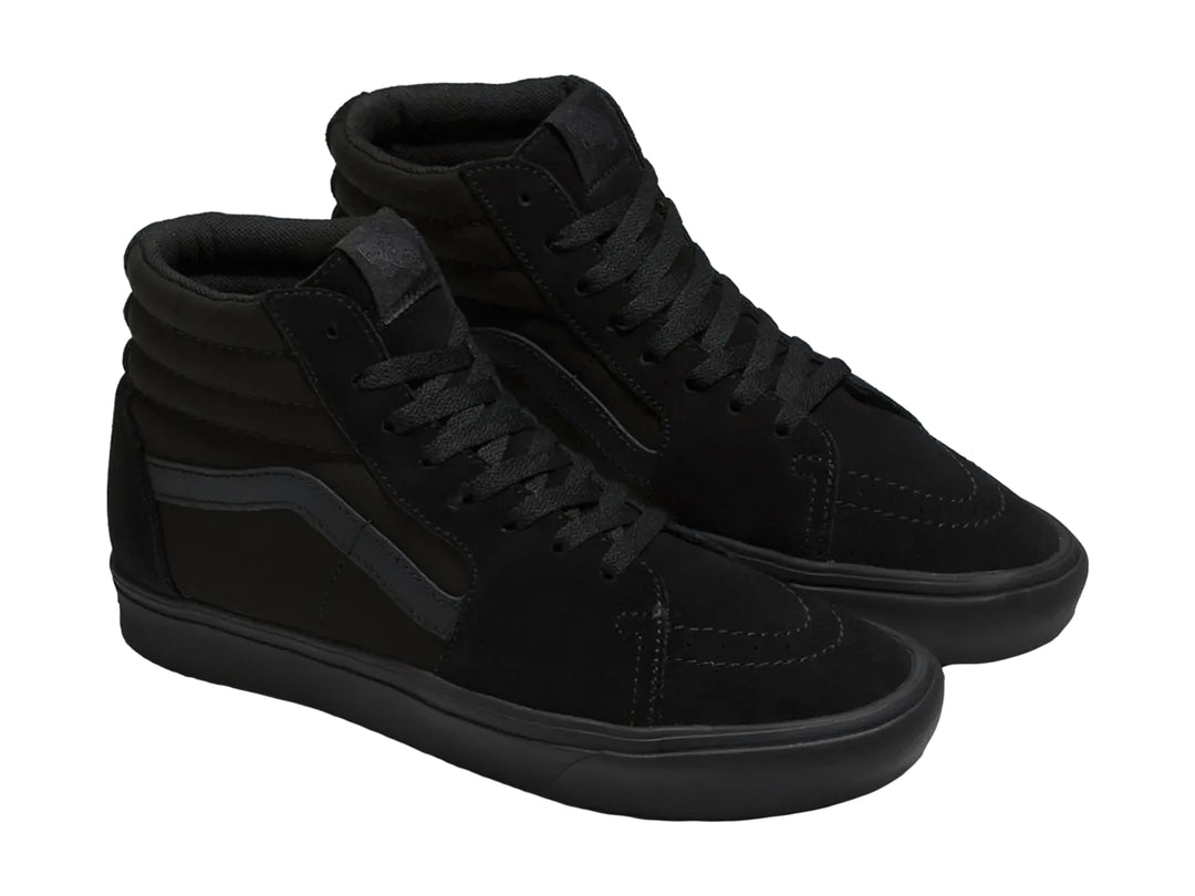 Tenis Vans Sk8-Hi color negro total, estilo bota con cordones y suela plana.