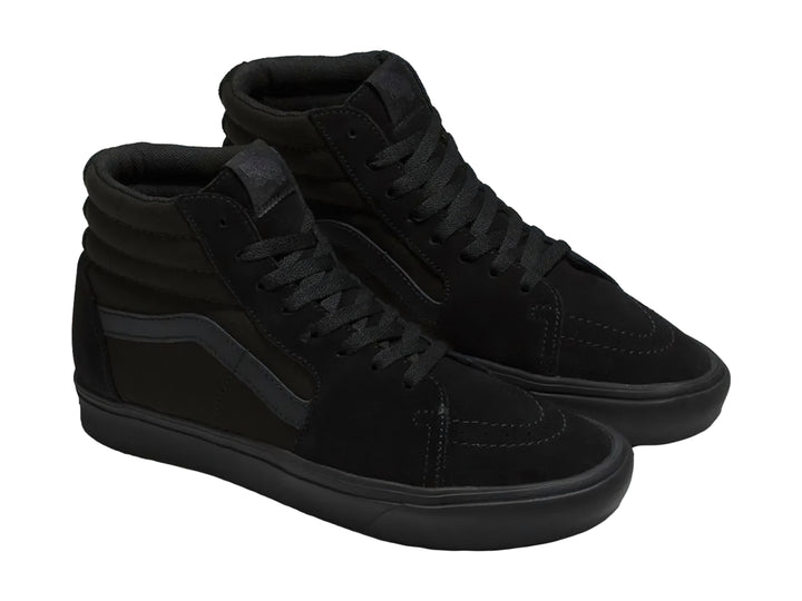 Tenis Vans Sk8-Hi color negro total, estilo bota con cordones y suela plana.