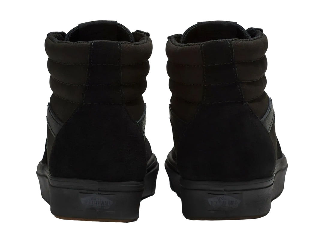 Tenis Vans Sk8-Hi color negro total, estilo bota con cordones y suela plana.