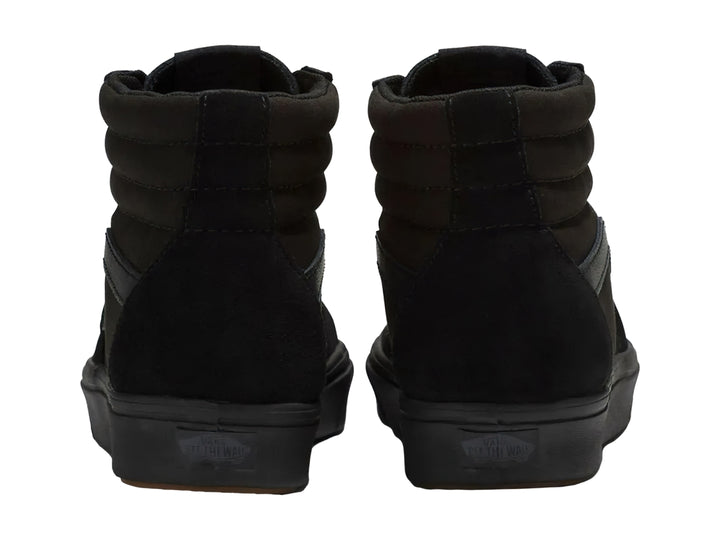 Tenis Vans Sk8-Hi color negro total, estilo bota con cordones y suela plana.