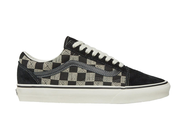 Tenis VANS Old Skool con diseño de cuadros en blanco y negro, suela blanca y agujetas blancas.